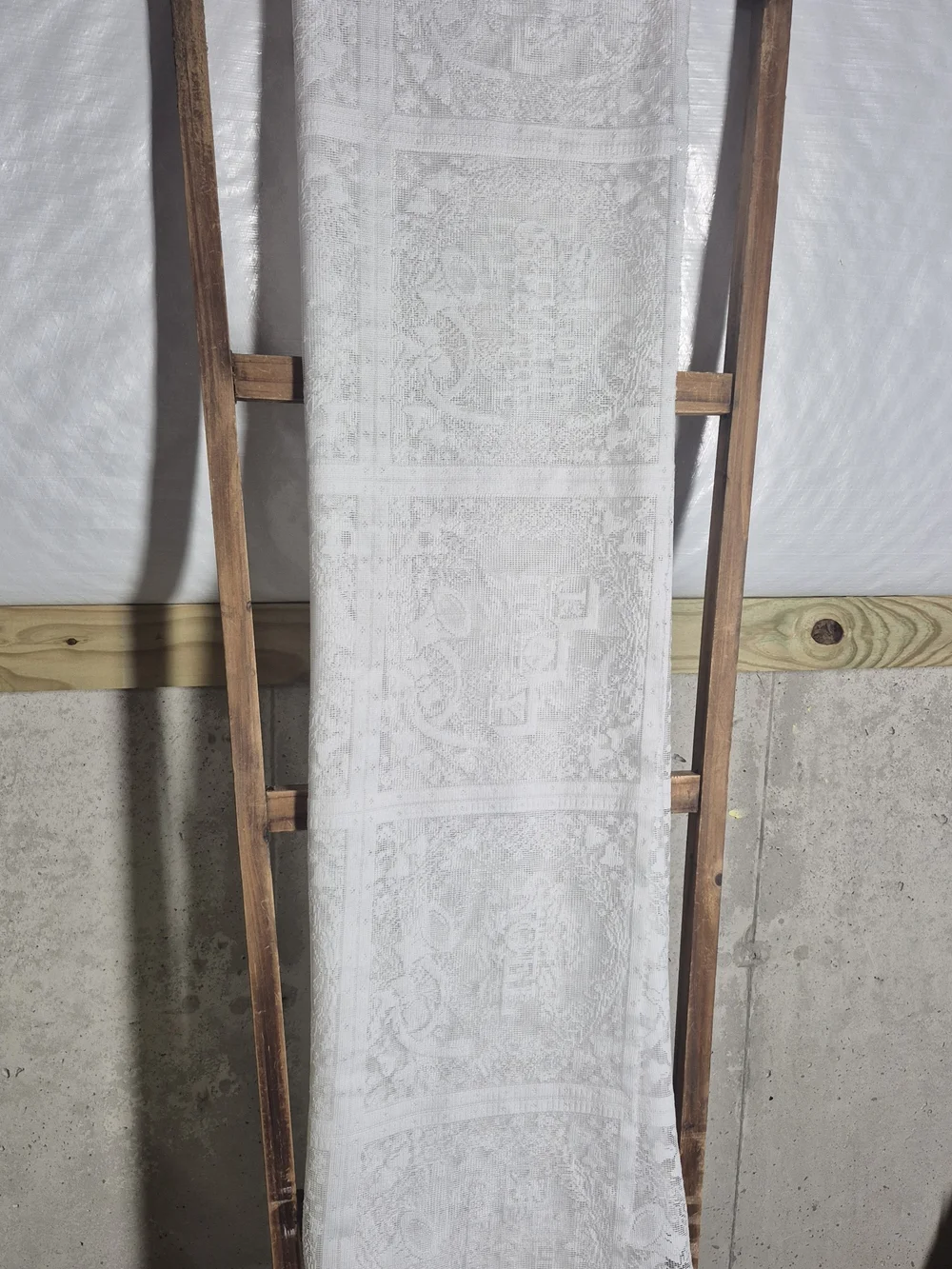 Embroidered 'Merry Christmas' Joy, noel, etc. White Lace material 119x61